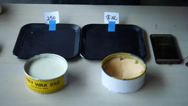 等待模具靜靜放置10-15分鐘，使脫模蠟充分滲透至模具表面