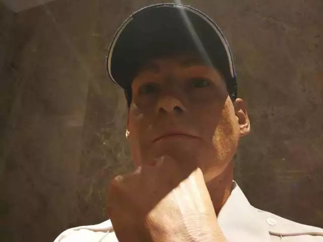 凌厲的眼神流轉(zhuǎn),目光如炬,手掌的青筋清晰暴出,歲月的紋路無情橫亙——樹脂雕塑《站崗》