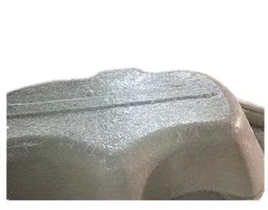 用樹脂和玻璃纖維復合在浴缸胚料的底部，使成型產品有足夠的強度