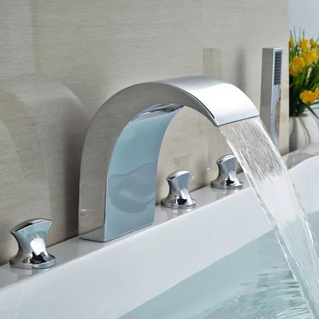 對其他水管、電氣、水龍頭等零部件進行裝拼，走過這所有步驟，一個完整的亞克力浴缸制品才得以面世