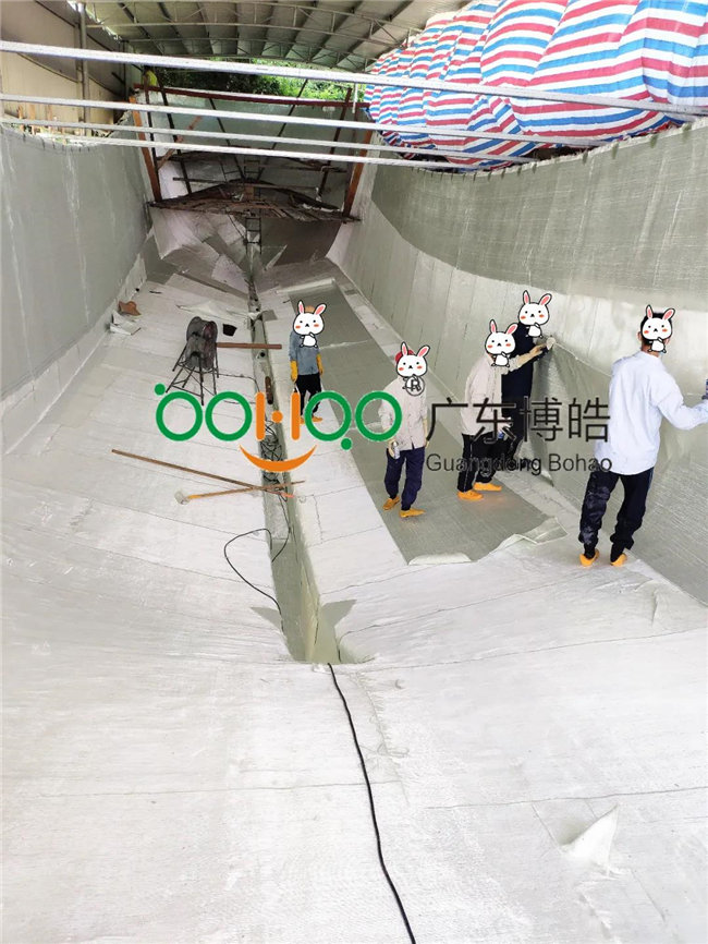 待膠衣指干后,根據(jù)需求進行纖維增強材料鋪層