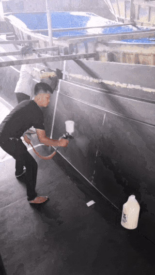 工人在FRP船模上噴涂蜜蠟HydroSpeed。它可以節省時間，勞動力和金錢！