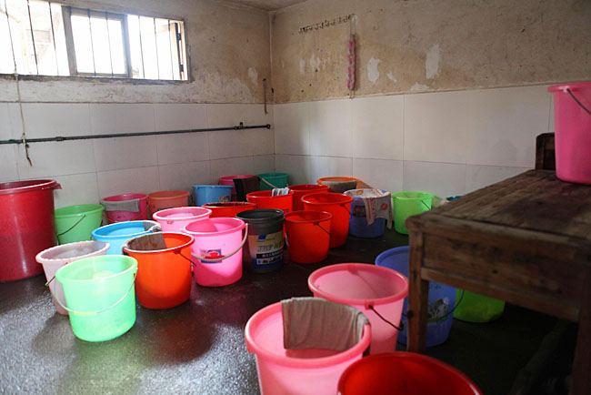 小學(xué)生在這里洗澡，條件比較艱苦