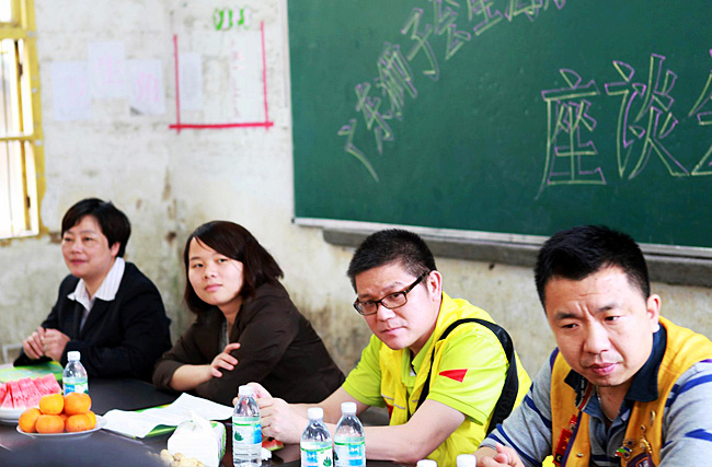 上猶團(tuán)縣委曾書記（左二）、廣東獅子會(huì)星海隊(duì)的前任隊(duì)長(zhǎng)吳志強(qiáng)獅兄、現(xiàn)任隊(duì)長(zhǎng)宋衛(wèi)星獅兄在座談會(huì)