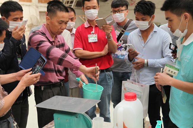 均勻攪拌膠衣、固化劑，使之充分融合