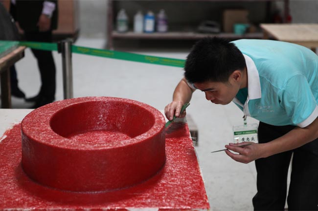 對表面層進行排氣泡、除毛刺