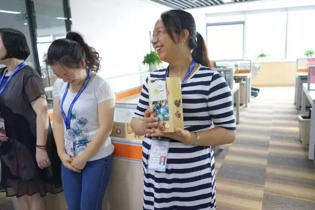 女神媽媽收到禮物后喜悅之情溢于言表，是不是很迷人呢？