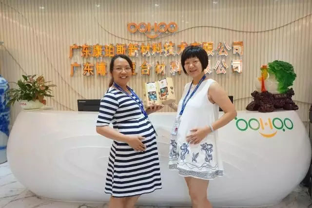 博皓家庭里銷售精英賴姐（左）和客服部黃經理（右），兩位既是精明干練的職場女精英，同時也是熱心關愛博皓家人的優雅媽媽